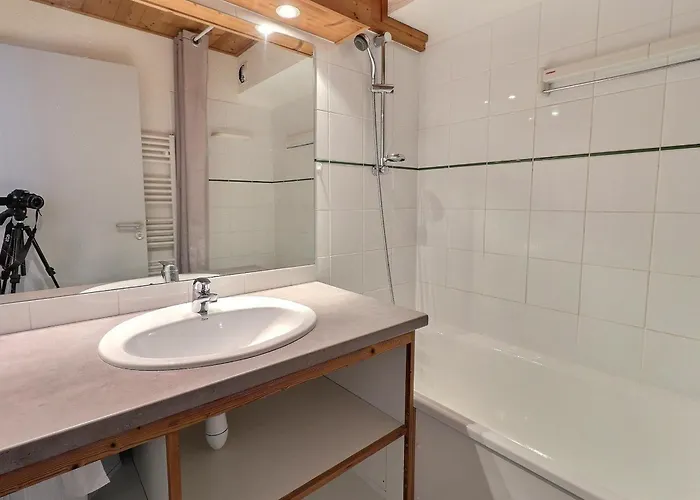 Confortable 2 Pieces, Skis Aux Pieds Et Proche Des Commerces - Fr-1-182a-28 * Courchevel